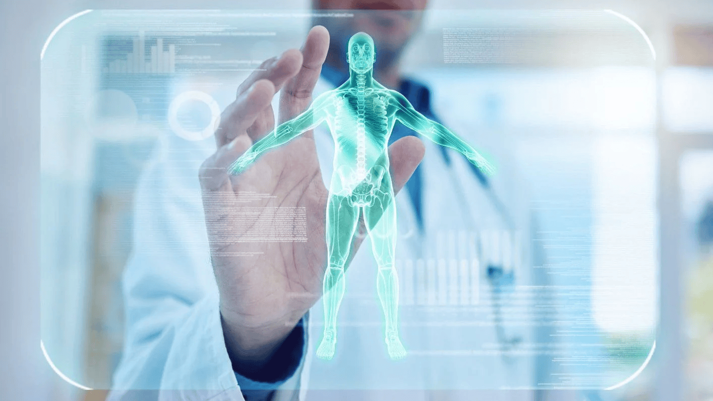 Médico revisando información clínica como parte de su formación continua en medicina de precisión