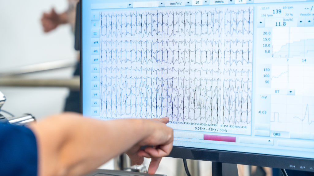 Profesional sanitario formándose online sin dejar su consulta clínica