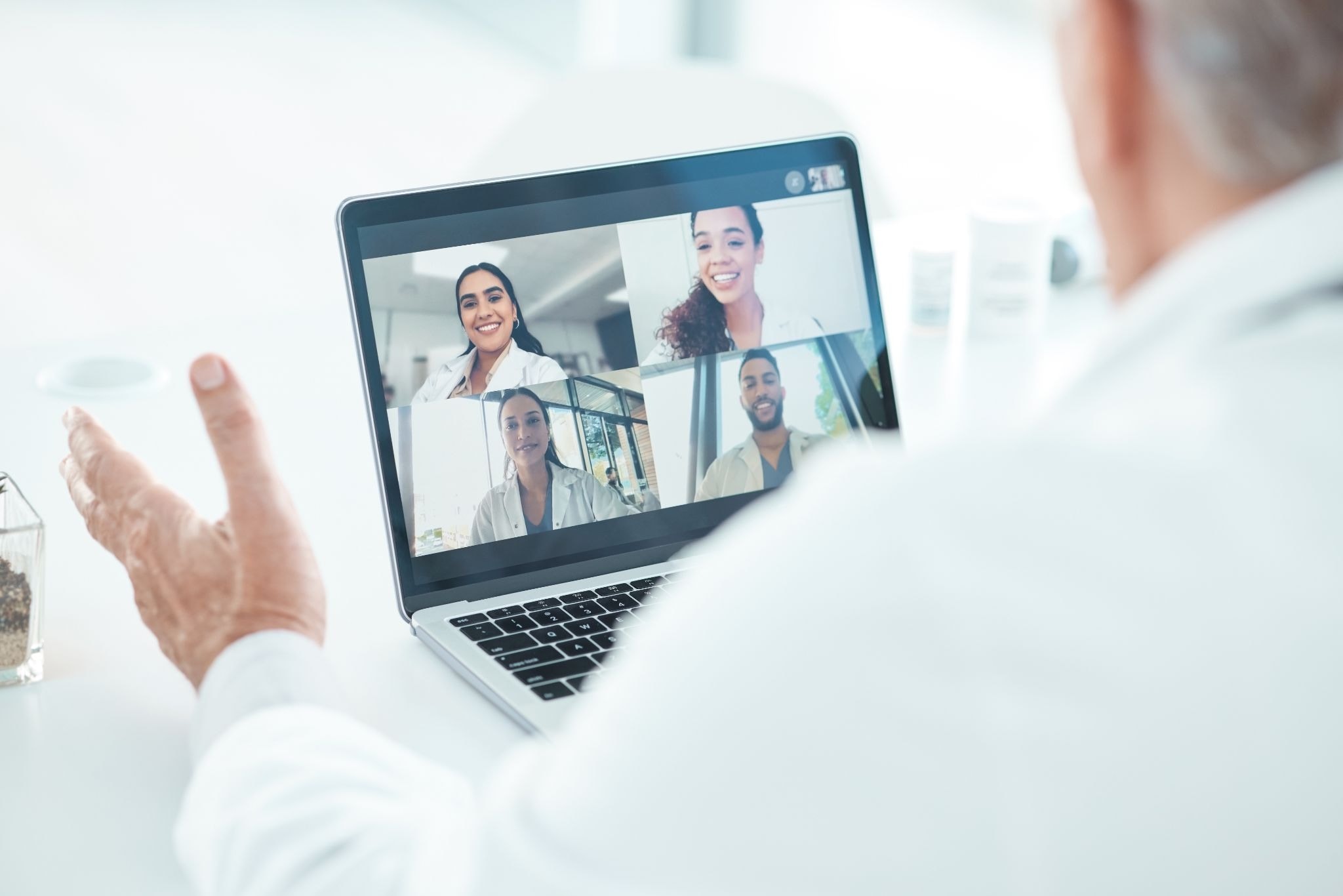 Profesionales sanitarios de distintas especialidades conectados en una videollamada de formación online